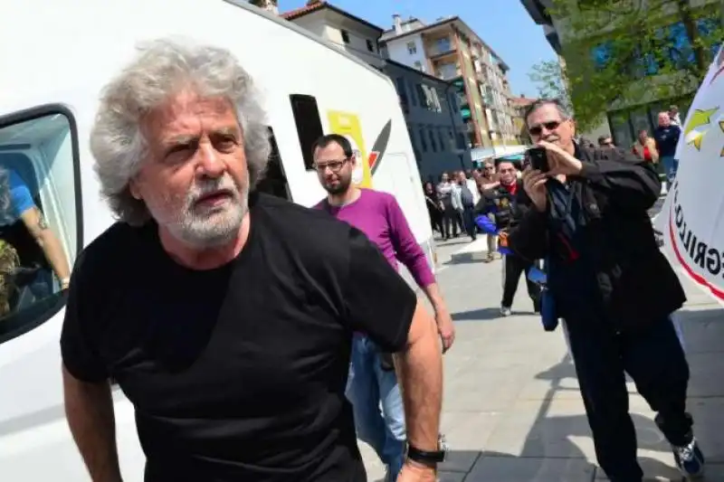 GRILLO ARRIVA IN BARCA A VELA A TRIESTE 