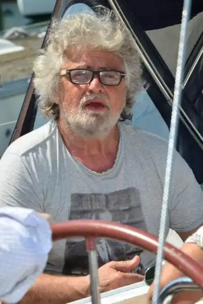 GRILLO ARRIVA IN BARCA A VELA A TRIESTE 