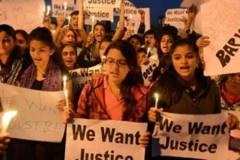 INDIA PROTESTE CONTRO LA VIOLENZA SULLE DONNE 