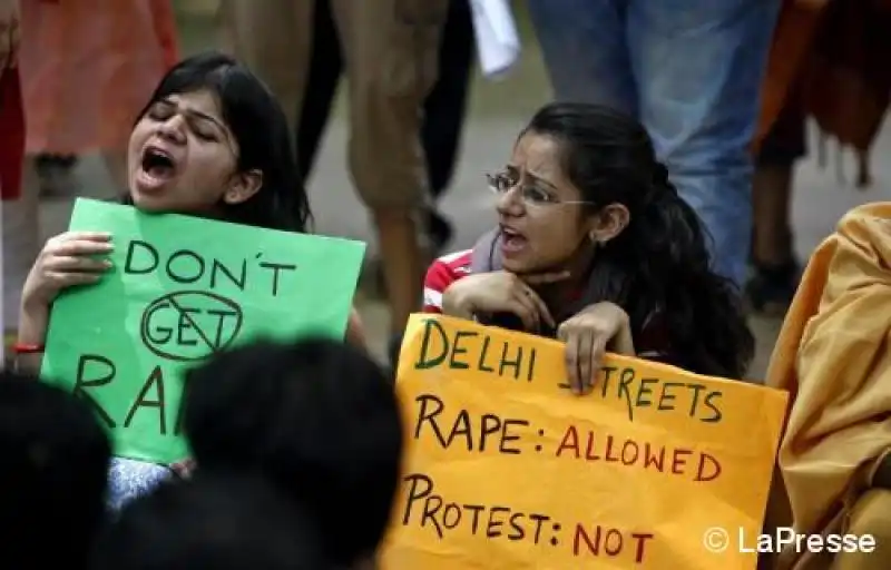 INDIA PROTESTE CONTRO LA VIOLENZA SULLE DONNE jpeg