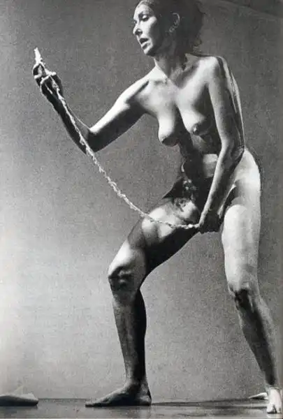 interior scroll di carolee schneemann 