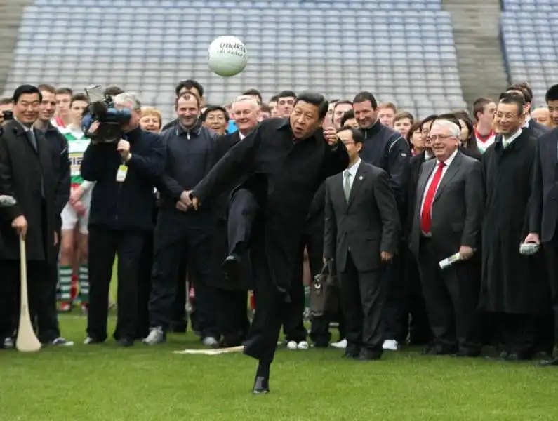 xi jinping gioca a calcio