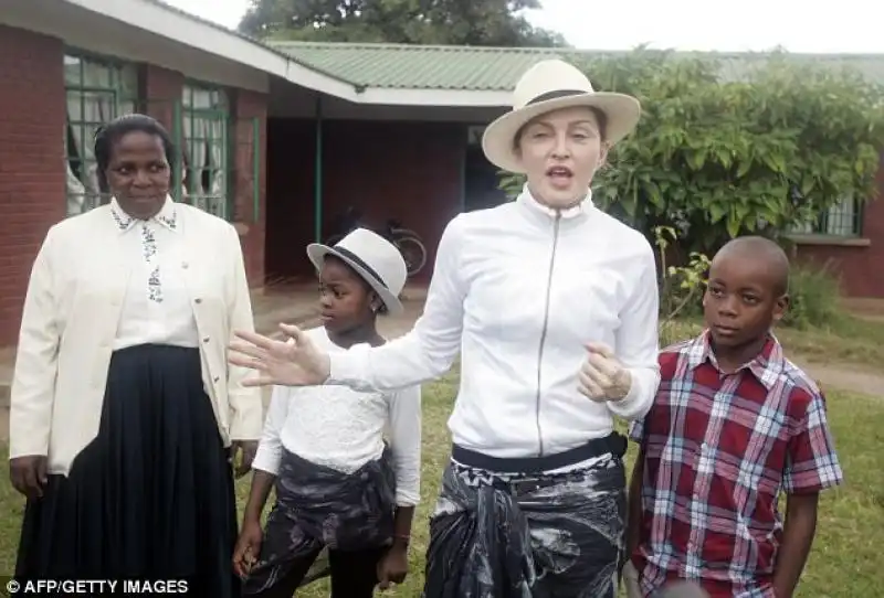 MADONNA IN MALAWI CON I SUOI DUE FIGLI ADOTTIVI 