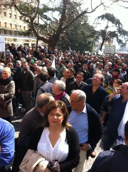 MANIFESTANTI IN PIAZZA CONTRO DE MAGISTRIS 