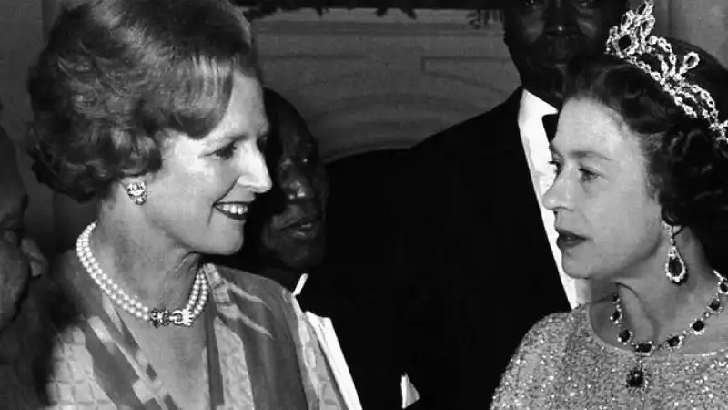 margareth thatcher e la regina che la guarda male 