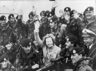 MARGARETH THATCHER IN VISITA ALLE TRUPPE BRITANNICHE ALLE FALKLANDS NEL