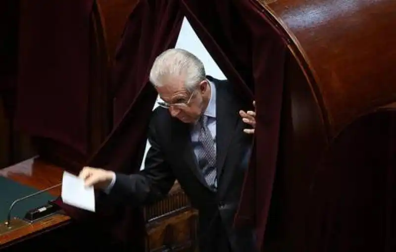 MARIO MONTI VOTA PER IL QUIRINALE 