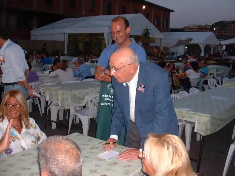 napolitano cameriere alla festa dellunit 