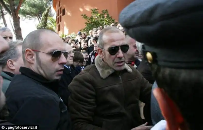 PAOLO DI CANIO AI FUNERALI DI PAOLO SIGNORELLI 