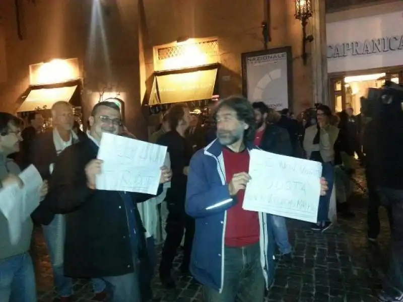 PROTESTA ANTI MARINI TEATRO CAPRANICA 