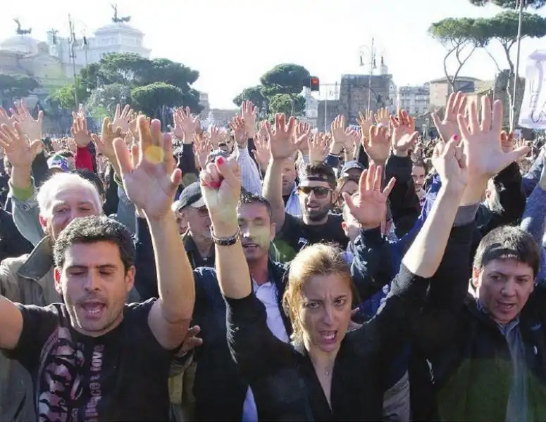 PROTESTA GRILLINA CONTRO LA RIELEZIONE DI NAPOLITANO ROBERTA LOMBARDI 