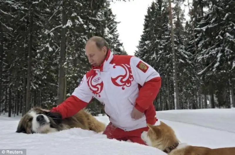 PUTIN GIOCA NELLA NEVE CON I SUOI CANI 