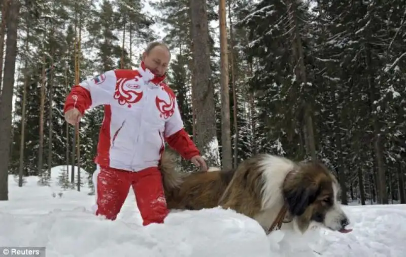 PUTIN GIOCA NELLA NEVE CON I SUOI CANI 