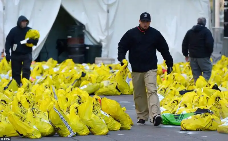 SACCHI DI OGGETTI PERSONALI DAL TRAGUARDO DELLA MARATONA DI BOSTON 