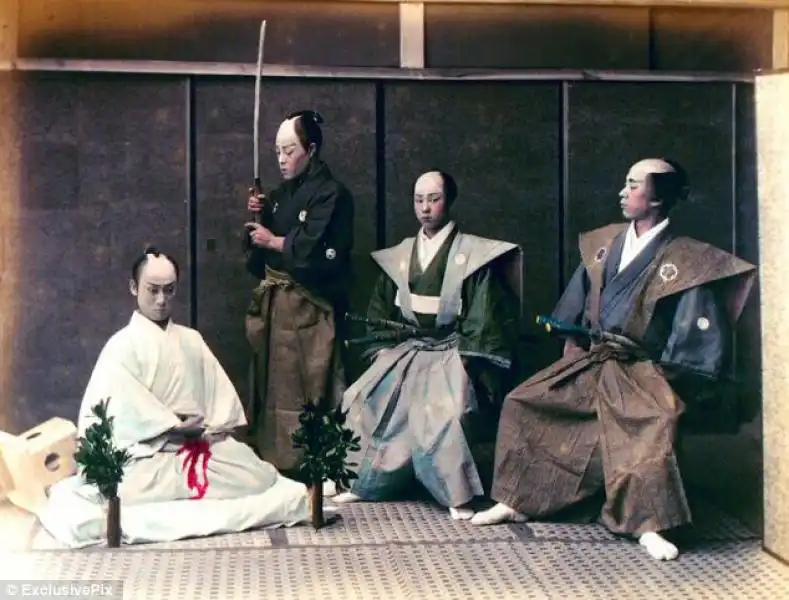 SAMURAI DURANTE IL RITUALE SUICIDA HARAKIRI 