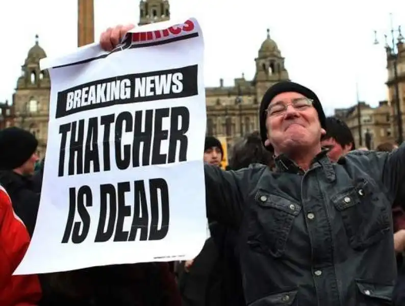 UNO SCOZZESE FESTEGGIA LA MORTE DELLA THATCHER 