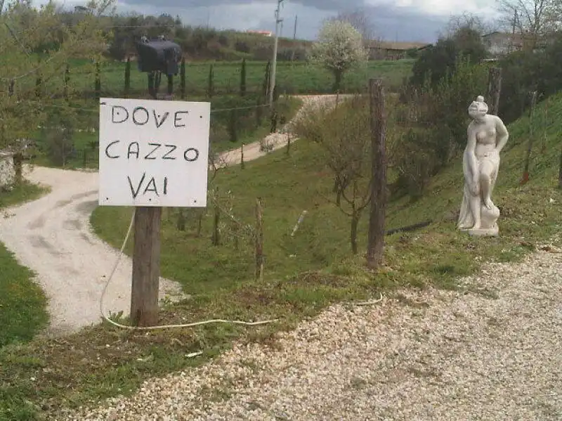 SEGNALETICA ANTI CRONISTI FUORI DALLA RIUNIONE DI GRILLO E GRILLINI ALL AGRITURISMO DI VILLA VALENTE 