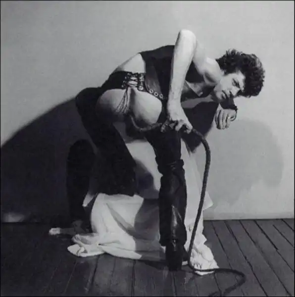 SELF PORTRAIT CON FRUSTA ROBERT MAPPLETHORPE 