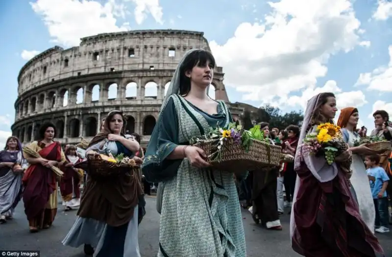 SFILATA IN COSTUME PER IL NATALE DI ROMA 