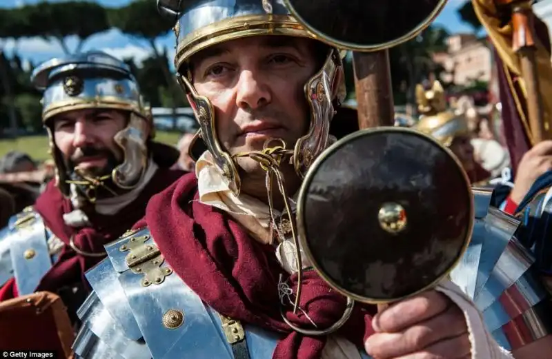 SFILATA IN COSTUME PER IL NATALE DI ROMA 