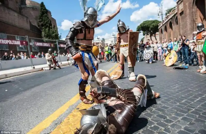 SFILATA IN COSTUME PER IL NATALE DI ROMA 