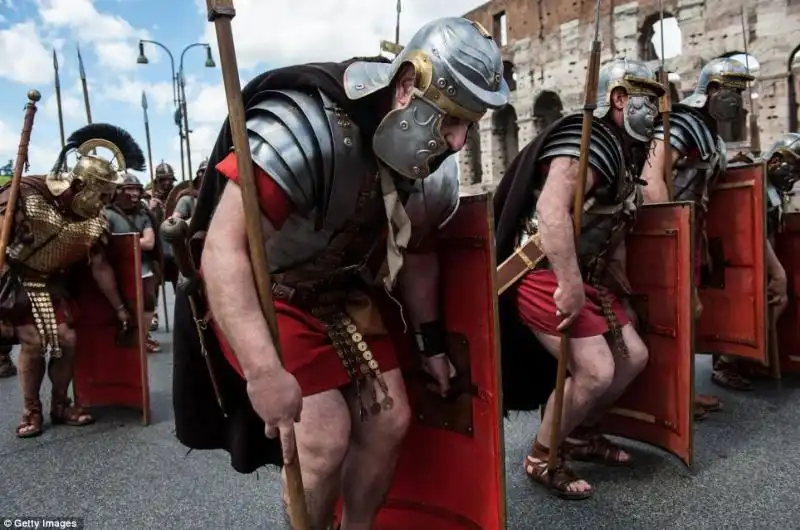 SFILATA IN COSTUME PER IL NATALE DI ROMA 