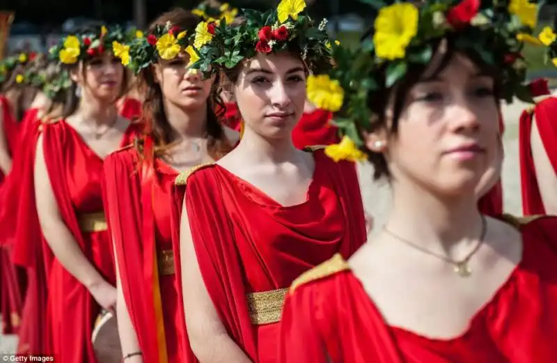 SFILATA IN COSTUME PER IL NATALE DI ROMA 