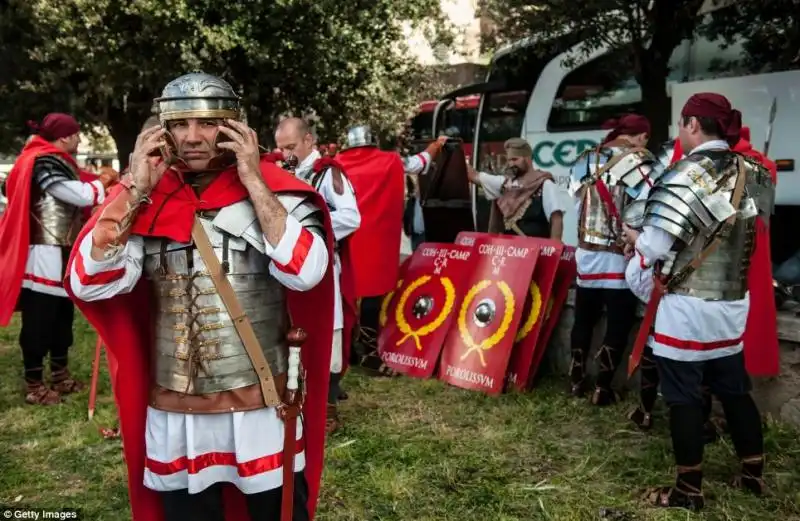 SFILATA IN COSTUME PER IL NATALE DI ROMA 