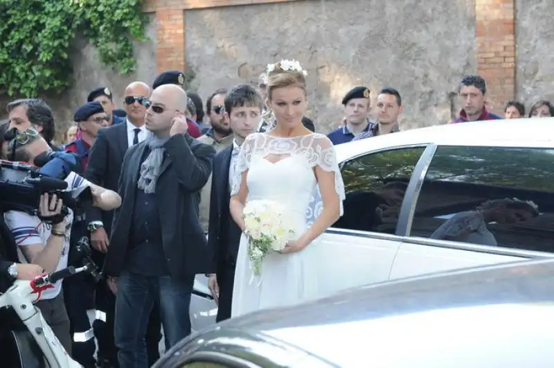 La sposa Eva Henger accompagnata dal figlio Riccardo 