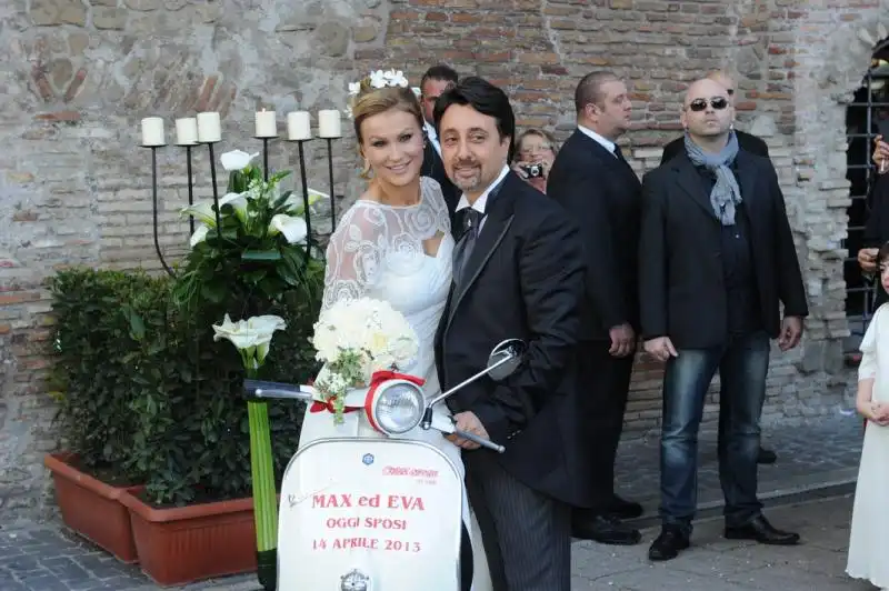 Max e Eva sposi sulla vespa 