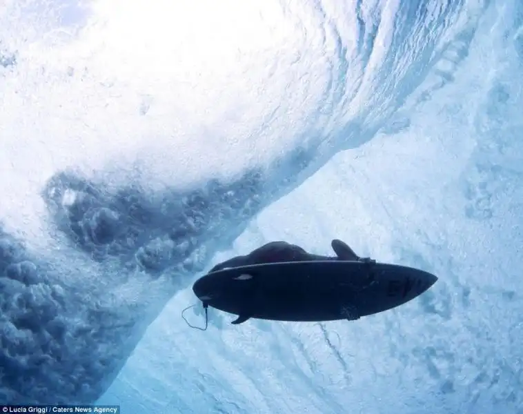 UNA SURFISTA FOTOGRAFATA DA LUCIA GRIGGI 