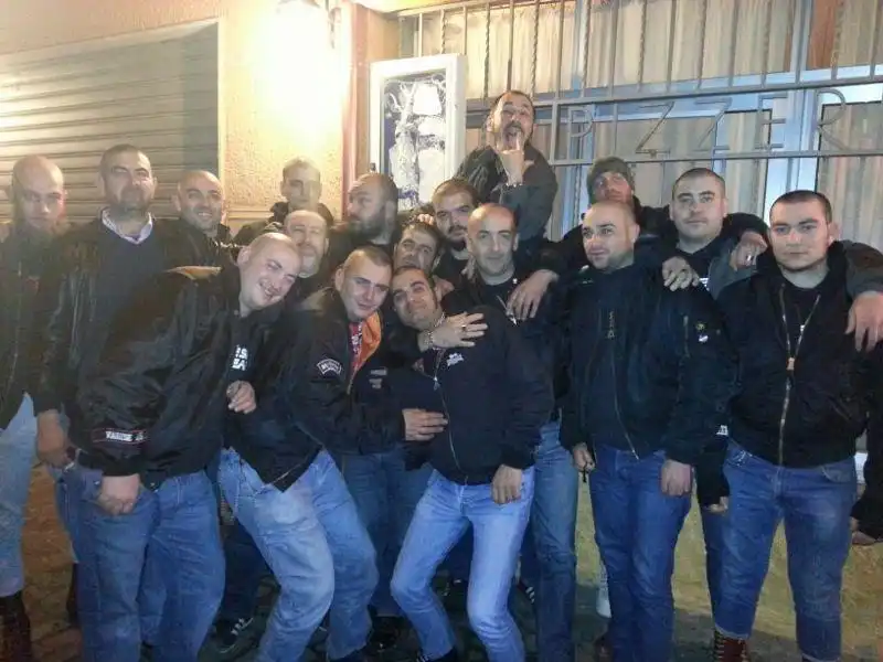 Varese Skinheads con gruppo di skin sardi 