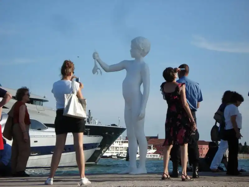 VENEZIA STATUA DEL BIMBO CON LA RANA 