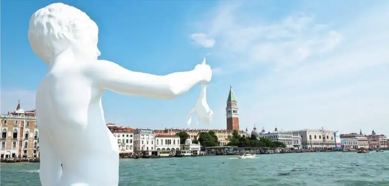 VENEZIA STATUA DEL RAGAZZO CON LA RANA 