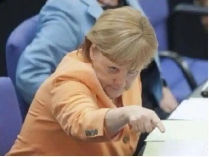 ANGELA MERKEL PUNTA IL DITINO 