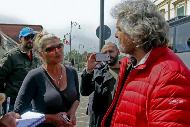 BEPPE GRILLO AGLI SCAVI DI POMPEI PARLA CON UNA PROSTITUTA ITALIANA 