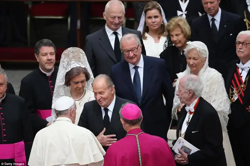 BERGOGLIO E JUAN CARLOS I PAPI SANTI IN VATICANO CANONIZZAZIONE DI WOJTYLA E RONCALLI 