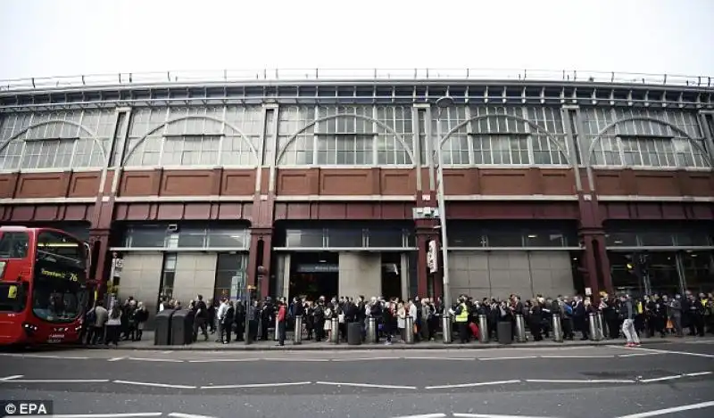 CODA PER I BUS A WATERLOO STATION 