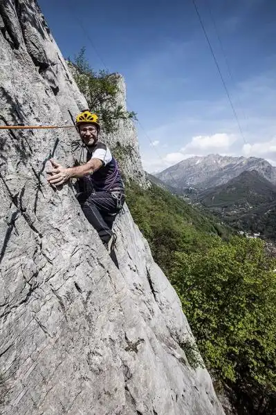 LA CRISI DI MEZZA ETA DI FABIO FAZIO CHE SCALA MONTAGNE 