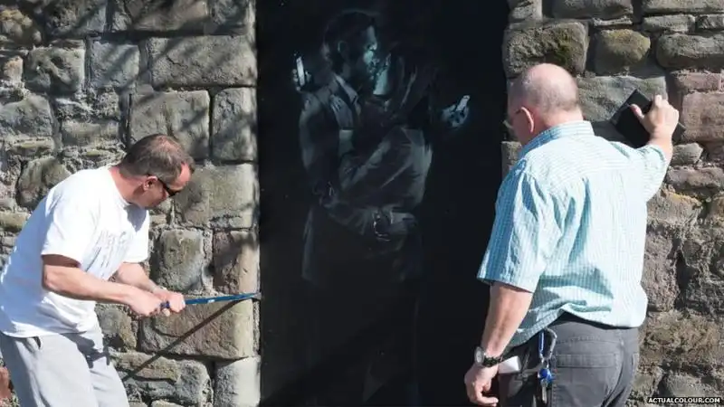 Dennis Stinchcombe rimuove Banksy con un piede di porco 