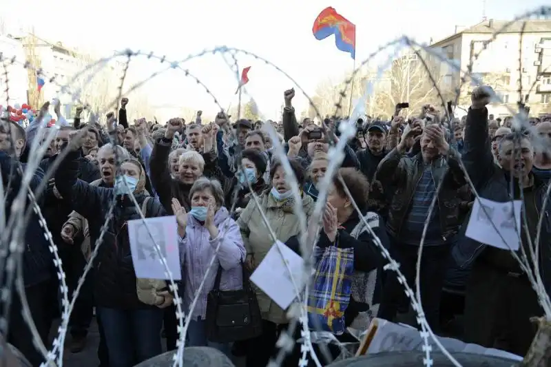 I FILORUSSI PROTESTANO NELL UCRAINA DELL EST 