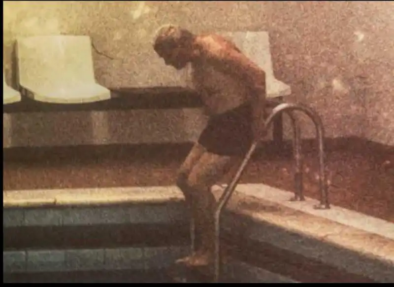 FOTO INEDITE DI KAROL WOJTYLA  SCATTI IN PISCINA E DURANTE LA LETTURA 