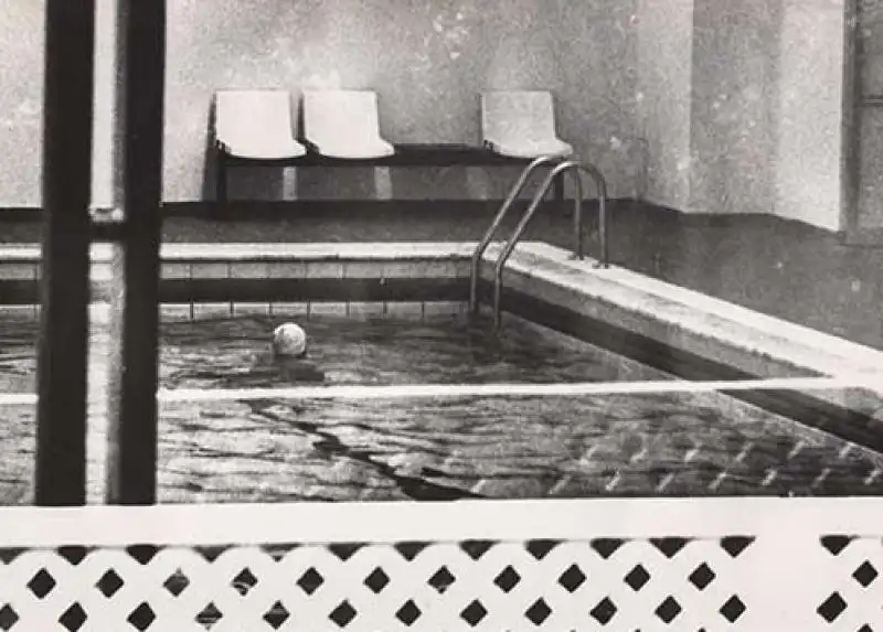 FOTO INEDITE DI KAROL WOJTYLA  SCATTI IN PISCINA E DURANTE LA LETTURA 