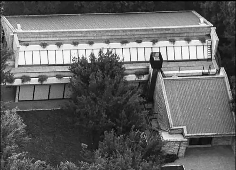 FOTO INEDITE DI KAROL WOJTYLA  SCATTI IN PISCINA E DURANTE LA LETTURA 