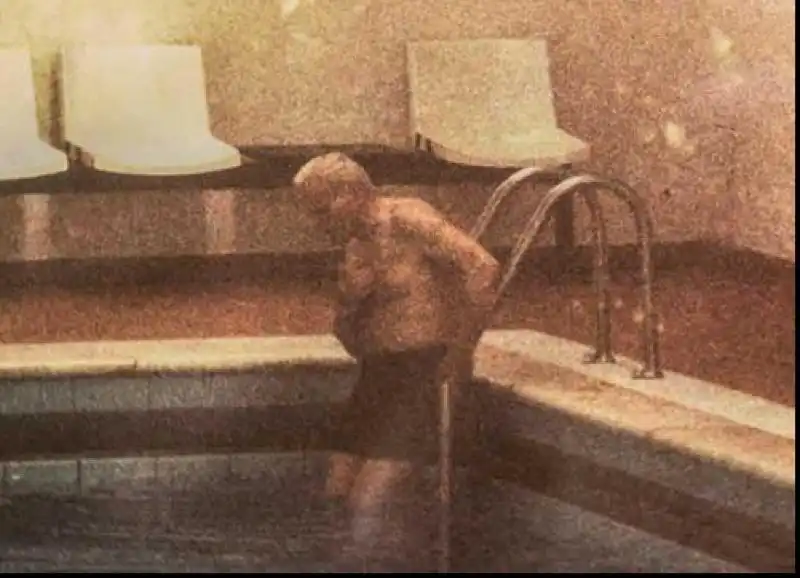 FOTO INEDITE DI KAROL WOJTYLA  SCATTI IN PISCINA E DURANTE LA LETTURA 