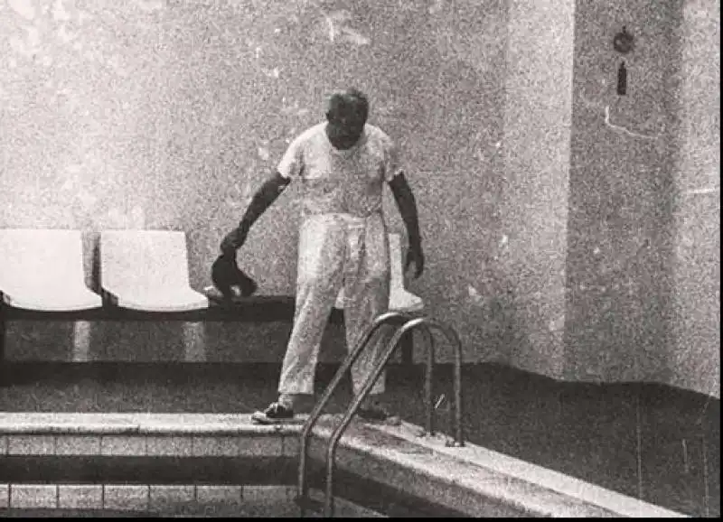 FOTO INEDITE DI KAROL WOJTYLA  SCATTI IN PISCINA E DURANTE LA LETTURA 