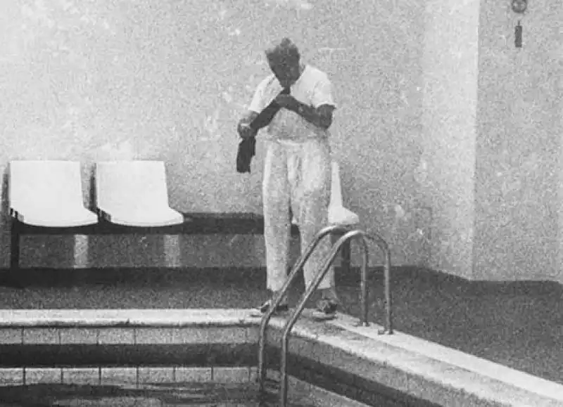 FOTO INEDITE DI KAROL WOJTYLA  SCATTI IN PISCINA E DURANTE LA LETTURA 