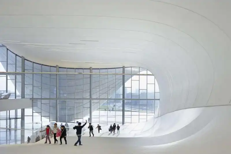 Heydar Aliyev Center di Zaha Hadid 