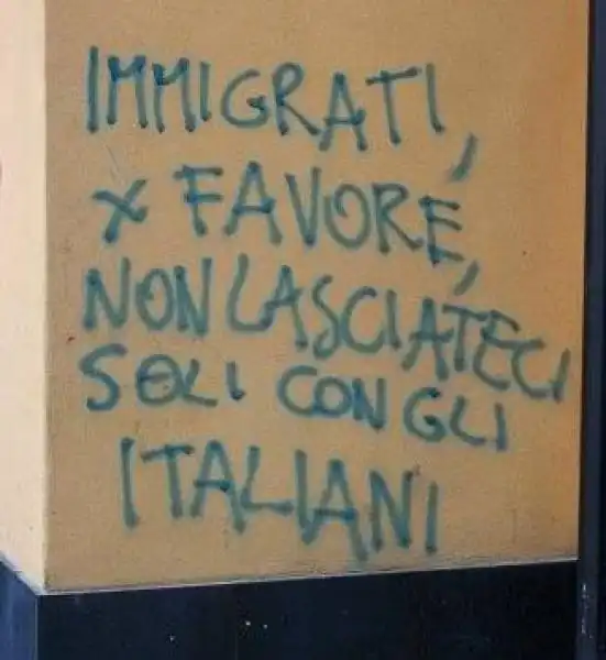 IMMIGRATI NON LASCIATECI SOLI CON GLI ITALIANI FOTO DI UN LETTORE DI DAGOSPIA NEI VICOLI DI GENOVA 