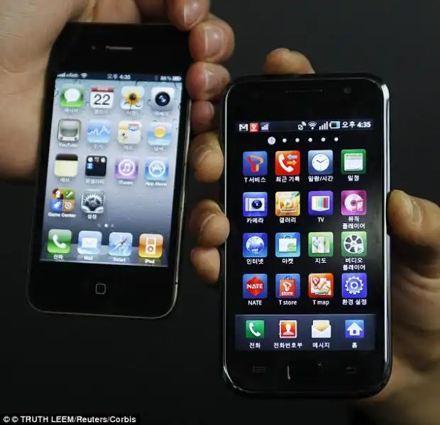 IPHONE QUATTRO S CONTRO SAMSUNG GALAXY II 